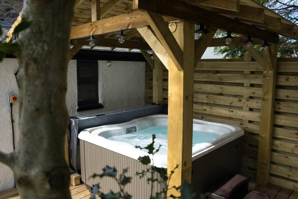 Luxurious Cottage With Hot Tub, Lake District Duddon Exterior photo